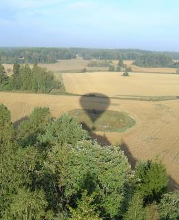 Markbild med ballongskugga