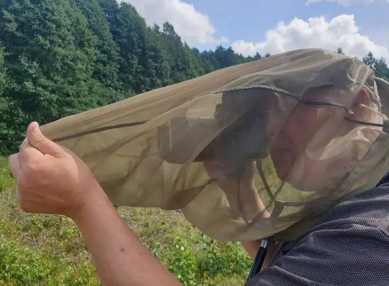 Thomas Strid i aktion på flygfältet i Norberg. Dokumentation av insekter fångade med hjälp av insektshåv. Foto: Tiina Laantee.