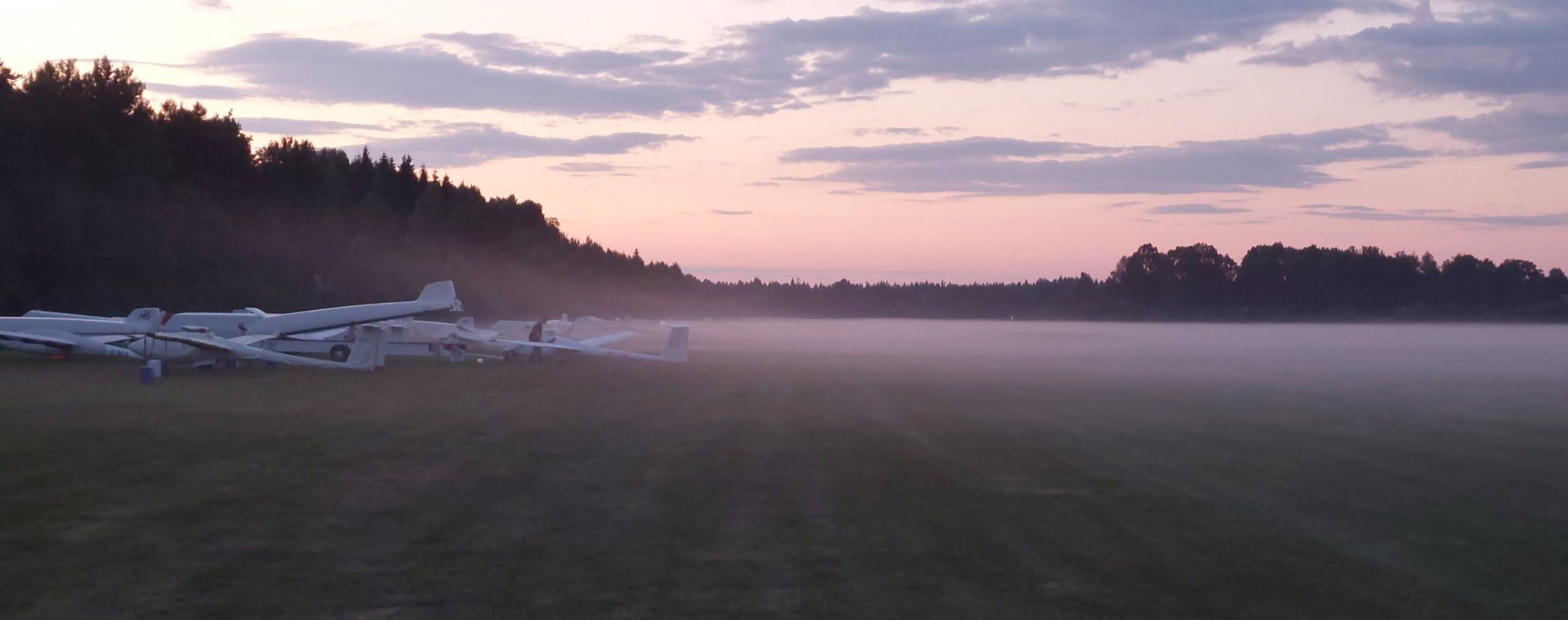 Segelflygplanen är parkerade för natten och kvällsdimman anländer..